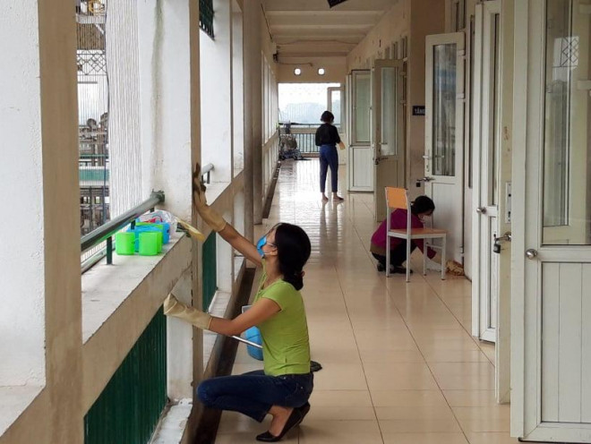 Trong thời gian học sinh nghỉ học, nhiều trường học tại Hà Nội đã tổ chức vệ sinh, khử trùng trường lớp. Ảnh: Q.Anh
