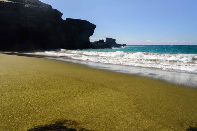 Bãi biển Papakōlea, Mỹ: Nằm trên quần đảo Hawaii, đây là một trong số 4 bãi biển có cát màu xanh lá cây trên thế giới. Màu sắc đặc biệt của bãi tắm là do khoáng chất chứa sắt và ma-giê từ dung nham núi lửa.
