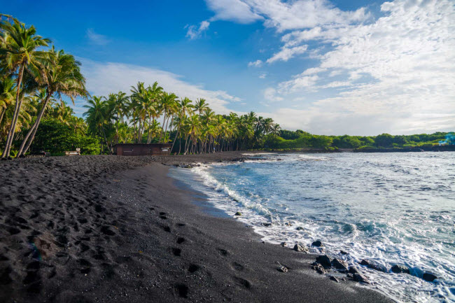 Bãi biển Punaluʻu, Mỹ: Được mệnh danh là bãi biển cát đen, Punalu'u là điểm đến không thể bỏ qua trên đảo Big ở Hawaii.  Màu sắc của cát có nguồn gốc từ đá bazan và dung nham núi lửa.
