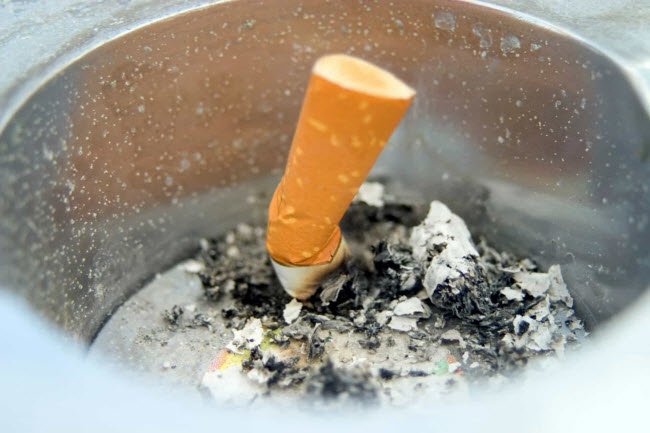 Hút thuốc: Thói quen hút thuốc lá trong nhà không chỉ gây hại cho người hút mà cả những người khác. Khói thuốc đặc biệt nguy hiểm với trẻ em, vì phổi của trẻ vẫn đang phát triển.
