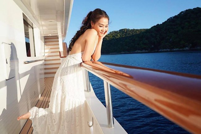 Ngoài phi cơ, vợ chồng ca sĩ Thu Minh cũng là chủ sở hữu của du thuyền có giá trị 15 triệu đô. Cô cũng nhiều lần thực hiện các bộ ảnh trên chính chiếc du thuyền đắt đỏ của mình.