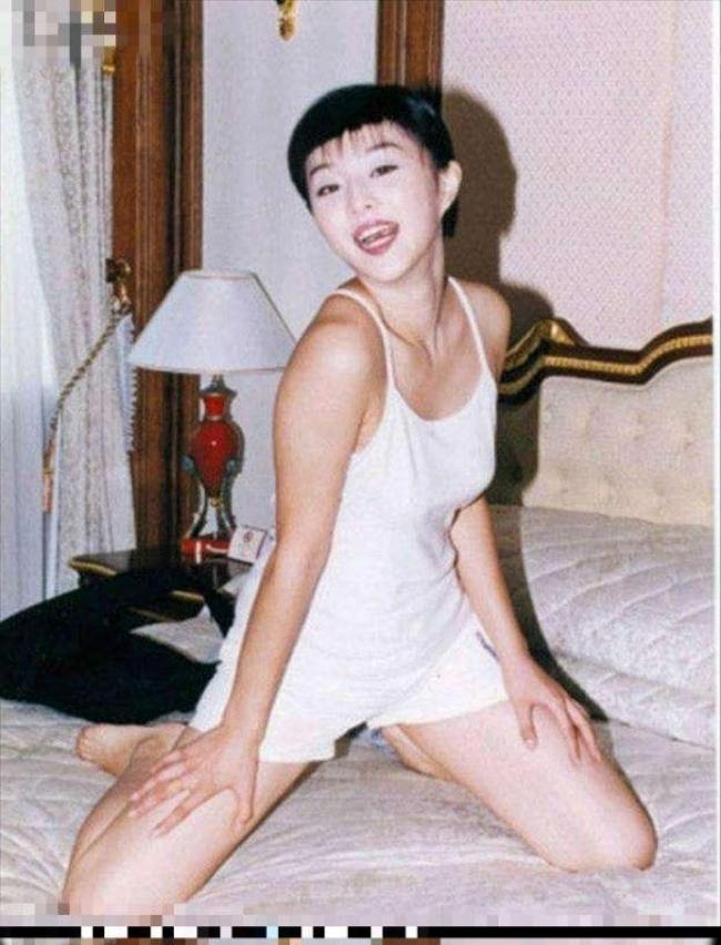 Hồi mới vào nghề, Phạm Băng Băng có tóc ngắn trẻ trung nhưng bức ảnh trên giường với cách tạo dáng khó hiểu này thật sự khiến cô nàng "không muốn nhớ tới". 