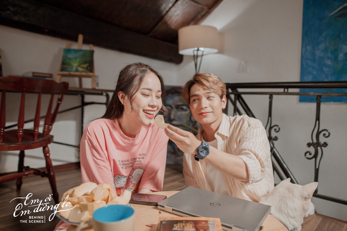 Khán giả bắt gặp hình ảnh ngọt ngào của MC Ngô Mai Phương và Yong Anh trong MV mới.