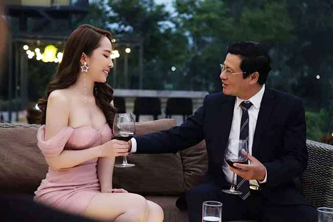 Vào vai "gái ngành", hoa khôi tỉnh Quỳnh Trinh trong phim "Sinh tử", diễn viên Quỳnh Nga đã tạo được dấu ấn rõ rệt nhờ diễn xuất và phong cách thời trang ấn tượng.