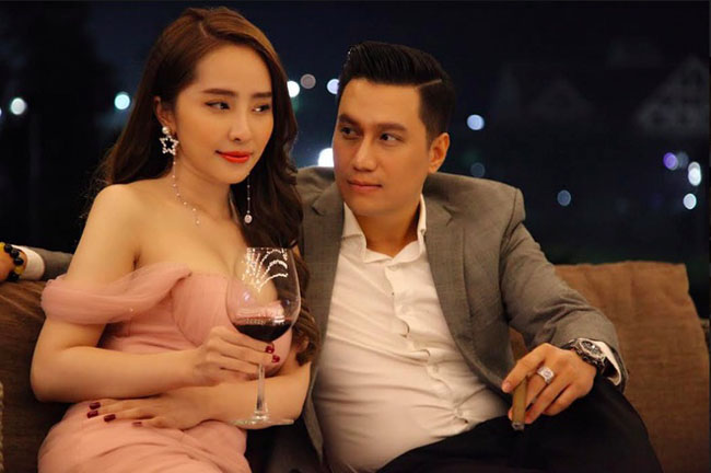 Với vai diễn mang tính đặc thù, Quỳnh Trinh thường ăn vận những bộ cánh sexy, gợi cảm.