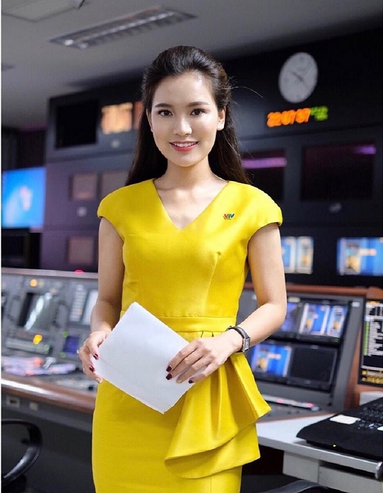 BTV mới xinh đẹp của Thời sự 19h trên VTV1 đang thu hút sự chú ý là ai? - 8