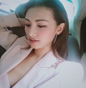 Hot girl &#34;Tây Thi ngủ gật&#34; lấn sân làm MC HTV gây chú ý vì quá nóng bỏng - 10