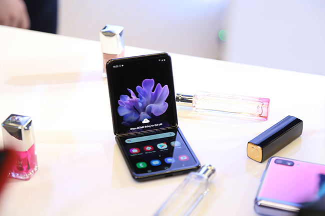 Samsung vừa ra mắt Galaxy Z Flip tại thị trường Việt Nam. Đây là thiết bị đánh dấu bước tiến tiếp theo của một phân khúc điện thoại hoàn toàn mới - phân khúc smartphone màn hình gập.