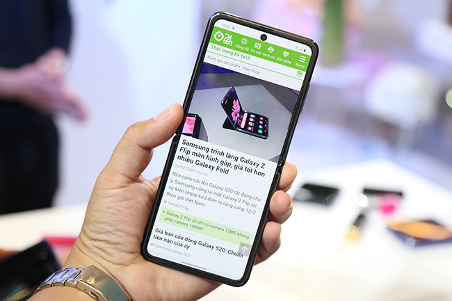 Dòng sản phẩm Galaxy Z Flip sẽ có mặt tại thị trường Việt Nam với hai phiên bản màu đen kim cương và tím thạch anh với bộ nhớ trong 256GG với giá bán lẻ đề nghị là 36 triệu đồng.