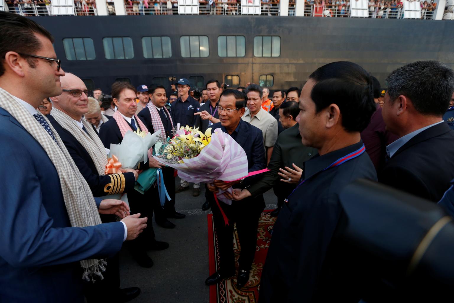 Ông Hun Sen ra đón du khách trên tàu Westerdam ngày 13.2 (ảnh: Nytimes)