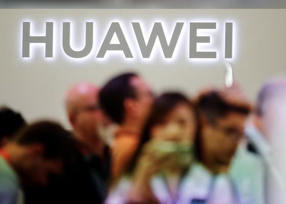 Logo Huawei được in hình tại hội chợ công nghệ tiêu dùng IFA ở Berlin, Đức. Ảnh: Reuters