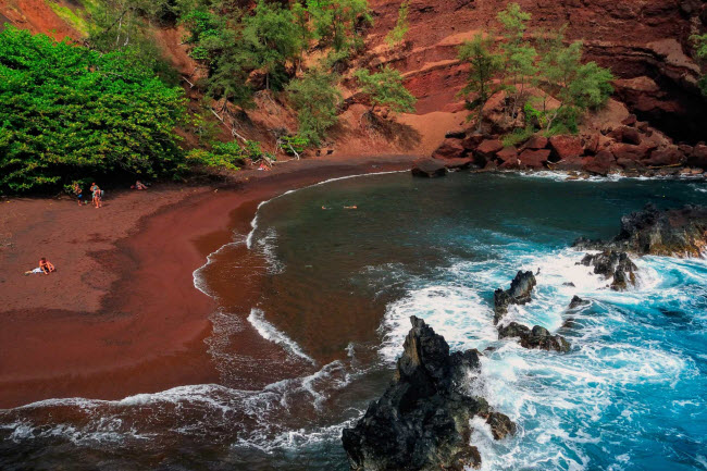 Kaihalulu, Mỹ: Nằm trên hòn đảo Maui ở Hawaii, bãi biển Kaihalulu nổi tiếng với cát màu đen đỏ.  Bãi tắm nằm tại một vịnh hẻo lánh được bao quanh bởi những dãy núi cao.
