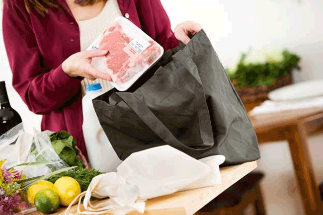 16. Túi tạp hóa tái sử dụng: Bạn có thể bảo vệ môi trường bằng cách sử dụng túi tái sử dụng, nhưng chúng cũng có thể là một “ổ” vi trùng. Theo một nghiên cứu năm 2010, nhiều người đã bị nhiễm E. coli do tiếp xúc với thực phẩm bị ô nhiễm.
