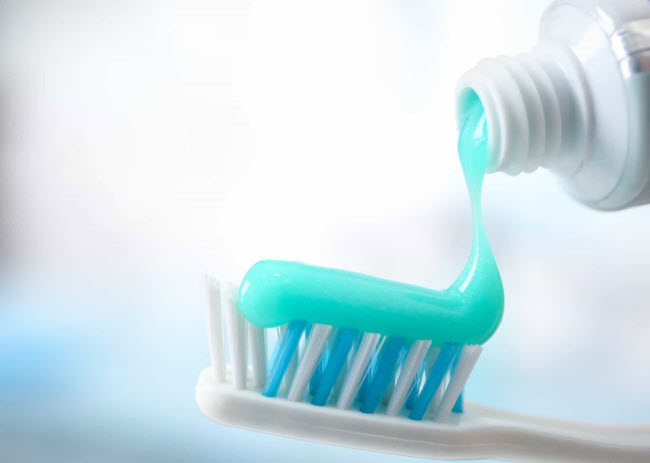 Bàn chải đánh răng: Bàn chải đánh răng có thể nhiễm vi khuẩn từ từ răng miệng của người sử dụng hay từ môi trường không đảm bảo vệ sinh xung quanh. Hãy để giữ bàn chải đánh răng khô ráo và bọc trong túi, sau khi sử dụng.
