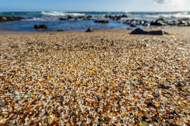 Bãi biển Thủy tinh, Mỹ: Bãi tắm trên quần đảo Hawaii thực chất bao gồm những mảnh thủy tinh vỡ. Sự tác động của sóng biển đã biến những mảnh chai vỡ trở nên tròn nhẵn.
