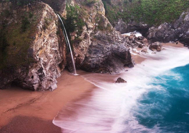 Bãi biển Pfeiffer, Mỹ: Nằm ở khu vực Big Sur thuộc bang California, bãi biển này có cát màu hồng độc đáo. Màu sắc của nó bắt nguồn từ đá chứa ma-giê hồng từ các vách núi xung quanh.
