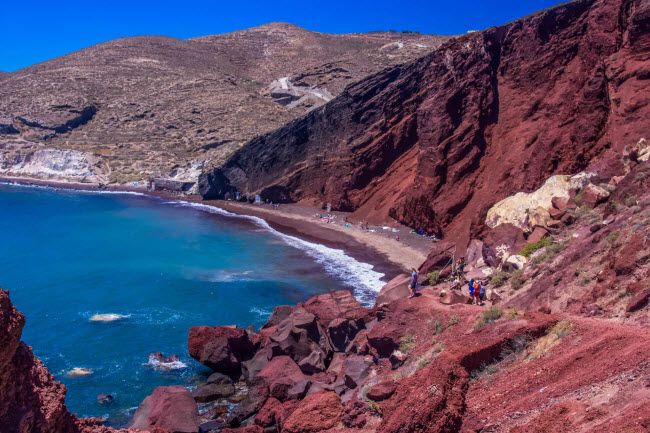 Bãi biển Đỏ, Hi Lạp: Nằm trên hòn đảo Santorini, bãi biển cát núi lửa này có màu đỏ đặc trưng. Để tới được bãi biển, du khách phải vượt qua đoạn đường núi nguy hiểm.
