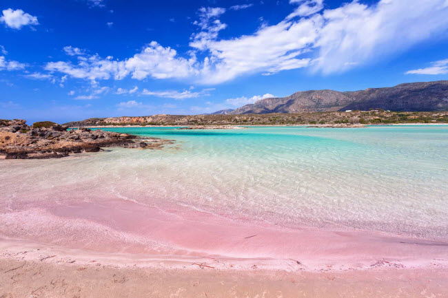 Đảo Crete, Hi Lạp: Hòn đảo xinh đẹp ở Hi Lạp có ít nhất hai bãi biển cát hồng mang tên Elafonisi và Balos. Một trong số này được bình chọn là những bãi biển hồng đẹp nhất trên thế giới.
