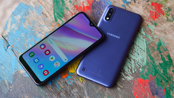 Samsung Galaxy A01 với mặt lưng nhám và màn hình tràn viền thời thượng.