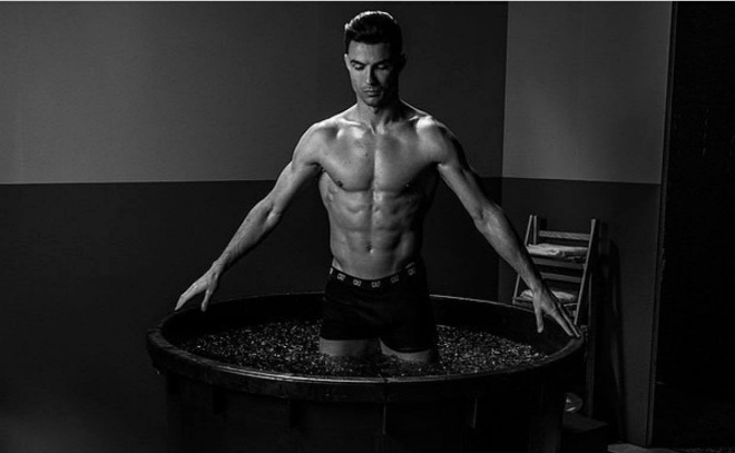 Ronaldo khỏe cảnh mình ngâm mình giữa chậu nước đầy đá lạnh để hồi phục thể lực