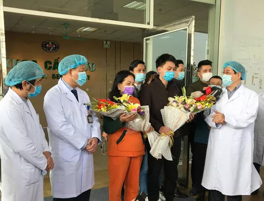 PGS Lương Ngọc Khuê, Cục trưởng Cục Quản lý Khám chữa bệnh chúc mừng các bệnh nhân xuất viện