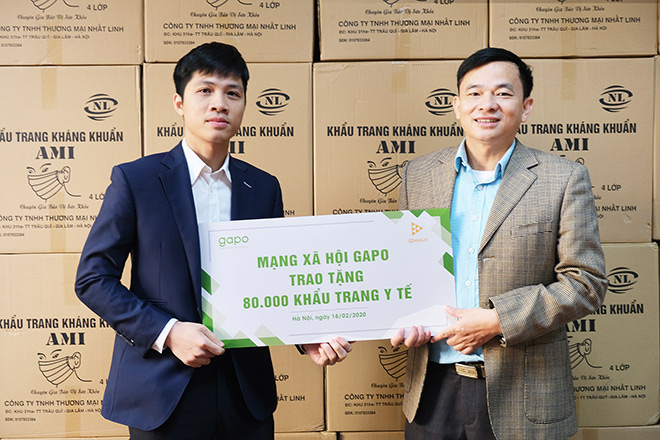 Ông Hà Trung Kiên - Tổng Giám đốc mạng xã hội Gapo trao tặng 80.000 khẩu trang cho Đại diện Bộ Y tế - ông Nguyễn Đình Anh, Vụ trưởng Vụ Truyền thông và Thi đua, khen thưởng