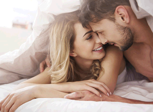16. Hôn nhiều hơn: Thật tiếc là vợ chồng lâu năm thường lười hôn hơn khi mới yêu. Khi hôn, bộ não sẽ phản ứng bằng cách giải phóng oxytocin, một chất hóa học tốt giúp kết nối 2 người với nhau. Đó là một phần quan trọng trong một mối quan hệ lâu dài.
