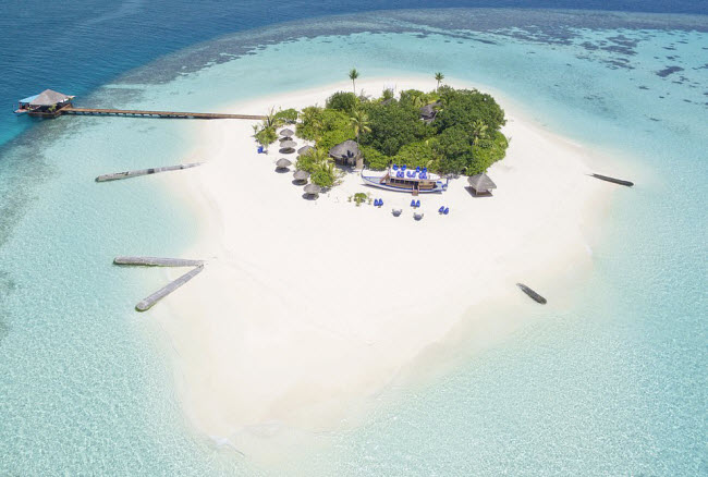 1. Maldives: Quốc đảo này nổi tiếng với những trải nghiệm xa xỉ như tiệc nướng ngoài trời trên hòn đảo vắng tại Maafushivaru Maldives
