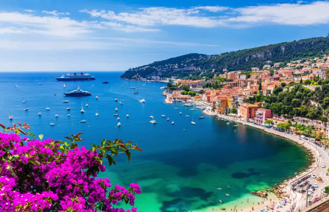 Riviera, Pháp: Nơi đây từ lâu đã trở thành địa điểm nghỉ dưỡng hấp dẫn đối với những người giàu có và nổi tiếng. Riviera có khí hậu ấm áp của vùng Địa Trung Hải, kiến trúc cổ kính, nhà hàng và khách sạn đẳng cấp thế giới cũng như bãi biển đẹp.
