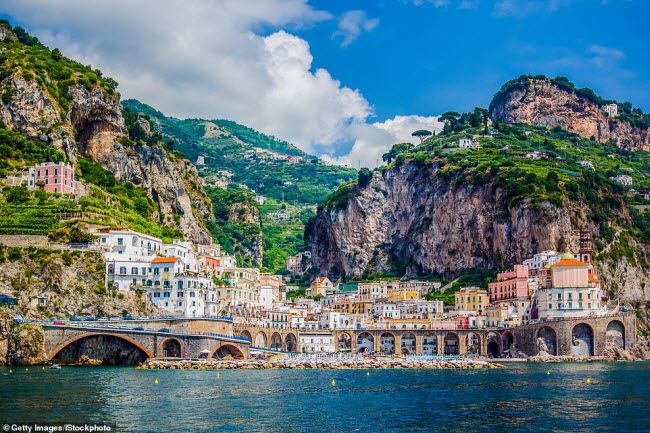 Phong cảnh đẹp như tranh vẽ tại thị trấn Sorrento ở vùng bờ biển Amalfi, Italia.
