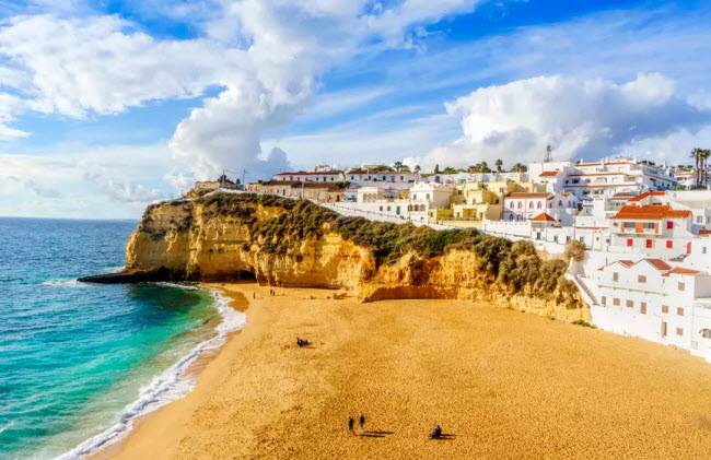 Bờ biển Algarve, Bồ Đào Nha: Vùng bờ biển ở miền nam Bồ Đào Nha có những vịnh hẻo lánh, vách núi hùng vĩ và bãi biển cát vàng. Thêm nữa, khu vực này có hơn 300 ngày nắng mỗi năm.
