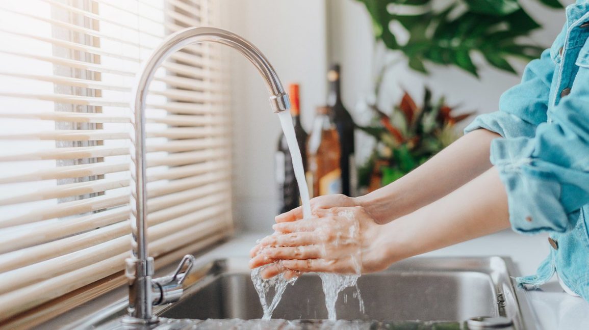 Rửa tay thường xuyên là một trong những cách đề phòng lây nhiễm virus Corona.