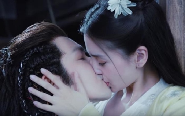Trong phim "Cô phương bất tự thưởng", Angela Baby thường xuyên sử dụng màng bọc thực phẩm che miệng khi khóa môi với Chung Hán Lương