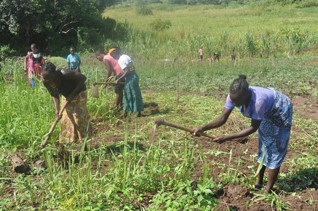 Cơ sở hạ tầng ở Nam Sudan kém phát triển, chỉ có khoảng 10.000km đường nhưng chỉ có 2% trong đó được rải nhựa. Nguồn điện được tạo ra từ các nhà máy phát điện diesel.