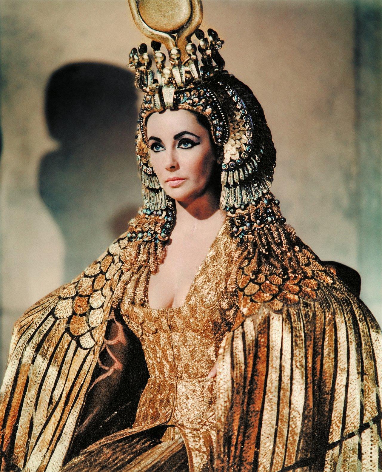 Nữ hoàng Cleopatra là người nổi tiếng với phương pháp làm đẹp bằng vàng.