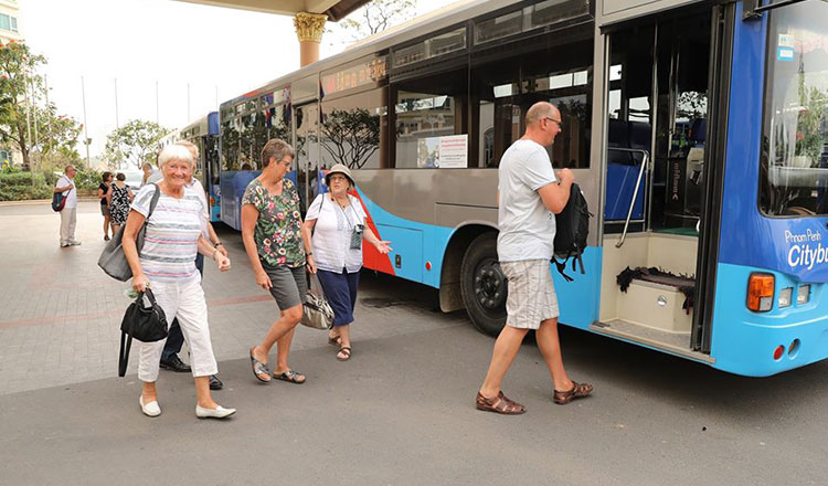 Du khách trên tàu MS Westerdam lên xe bus ra sân bay (ảnh: Khmertimeskh)