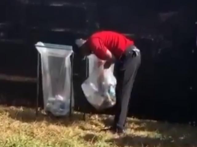 Thể thao - “Siêu hổ” Tiger Woods đánh tệ nhất sự nghiệp: Phải đi bới rác tìm bóng
