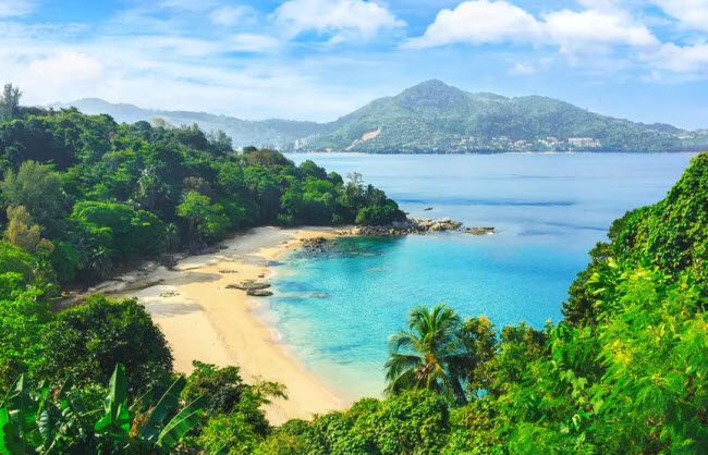 Bờ biển Andaman, Thái Lan: Nước trong xanh và những bãi tắm cát trắng nguyên sơ khiến vùng bờ biển Andaman trở thành điểm đến ưa thích của những du khách yêu thiên nhiên và không gian yên tĩnh.
