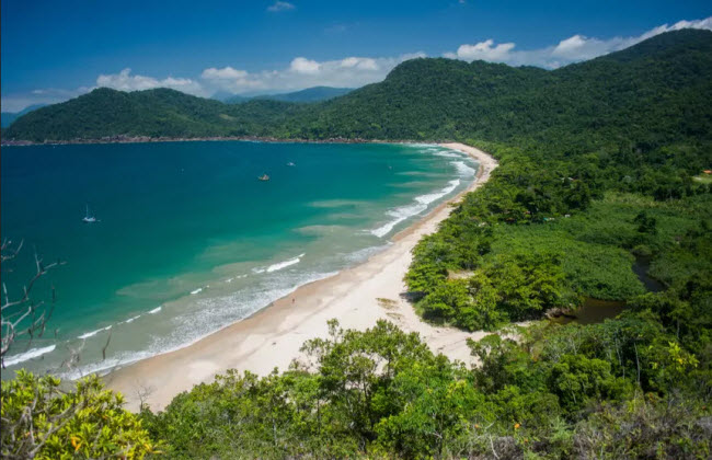 Costa Verde, Brazil: Kéo dài từ thành phố Rio de Janeiro tới São Paulo dọc bờ biển phía đông nam Brazil, Costa Verde gây ấn tượng với những dãy núi hùng vĩ và &nbsp;phong cảnh đẹp.
