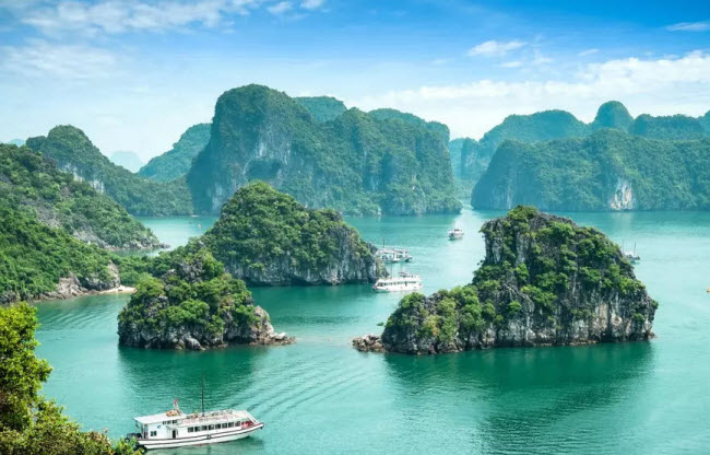 Vịnh Hạ Long, Việt Nam: Kỳ quan thiên nhiên ở đông bắc Việt Nam được hình thành từ khoảng 3.000 hòn đảo lớn nhỏ. Một số hòn đảo trong số này có những hang động kỳ vĩ.
