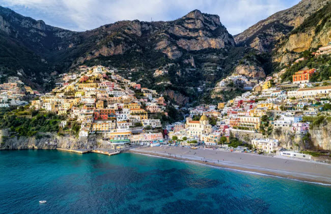 Bờ biển Amalfi, Italia: Nổi tiếng với những làng chải cổ kính nằm trên vách núi, vùng Amalfi là địa điểm ưa thích của các cặp đôi tận hưởng kỳ nghỉ trăng mật. Nơi đây cũng là quê hương của loại ô liu hảo hạng.
