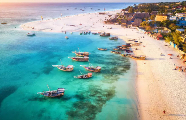 Zanzibar, Tanzania: Hòn đảo bán tự trị Zanzibar nằm sát đất liền của Tanzania. Phong cảnh ở đây vẫn còn hoang sơ, với bãi biển cát trắng và những khu rừng nhiệt đới.
