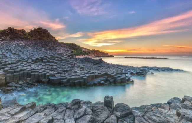 Bờ biển Antrim, Bắc Ireland:  Vùng bờ biển Antrim có nhiều địa điểm du lịch nổi tiếng như ghềnh đá cổ Giant’s Causeway được hình thành từ 40.000 trụ đá bazan, và tuyến đường A2 chạy dọc bờ biển.
