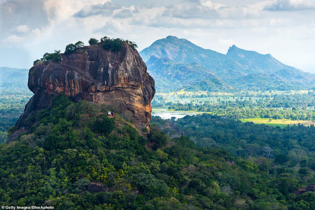 4. Sri Lanka: Với độ cao hơn 200m, ngọn núi Lion Rock ở&nbsp;Sigiriya là một trong những kỳ quan thiên nhiên hấp dẫn nhất ở Sri Lanka. Quốc gia này còn nổi tiếng với những dãy núi trùng điệp và các bãi biển đẹp.
