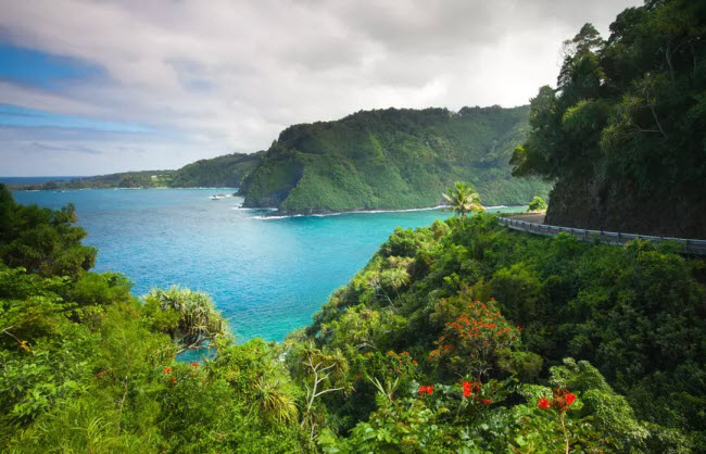 Bờ biển Hana, Hawaii: Dọc con đường đường dẫn tới thị trấn Hana, du khách có cơ hội chiêm ngưỡng các bãi biển cát đen, thác nước đẹp và các khu rừng nhiệt đới.

