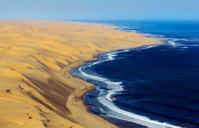 Bờ biển Skeleton, Namibia: Sóng biển mạnh và sương mù dày ngoài khơi bờ biển Skeleton đã khiến khu vực này là cơn ác mộng với các con tàu biển và thực tế nhiều xác tàu đã phải nằm lại nơi đây. Nhưng đổi lại, Skeleton lại có phong cảnh đẹp như tranh vẽ với những cồn cát uốn lượn tương phản với nước biển trong xanh.
