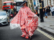 Thời trang - Váy hoa, đầm nhún tưng bừng, sống động trên đường phố London