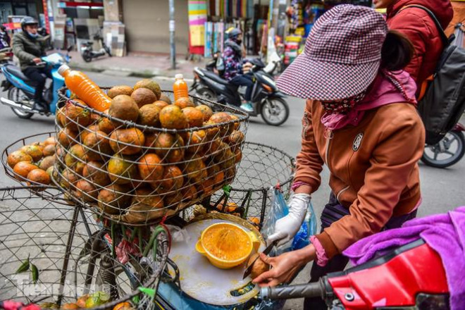 &#34;Hốt bạc&#34; nhờ vắt nước cam trên phố Hà Nội thời dịch Covid-19 - 7