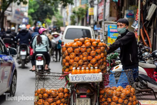 &#34;Hốt bạc&#34; nhờ vắt nước cam trên phố Hà Nội thời dịch Covid-19 - 9