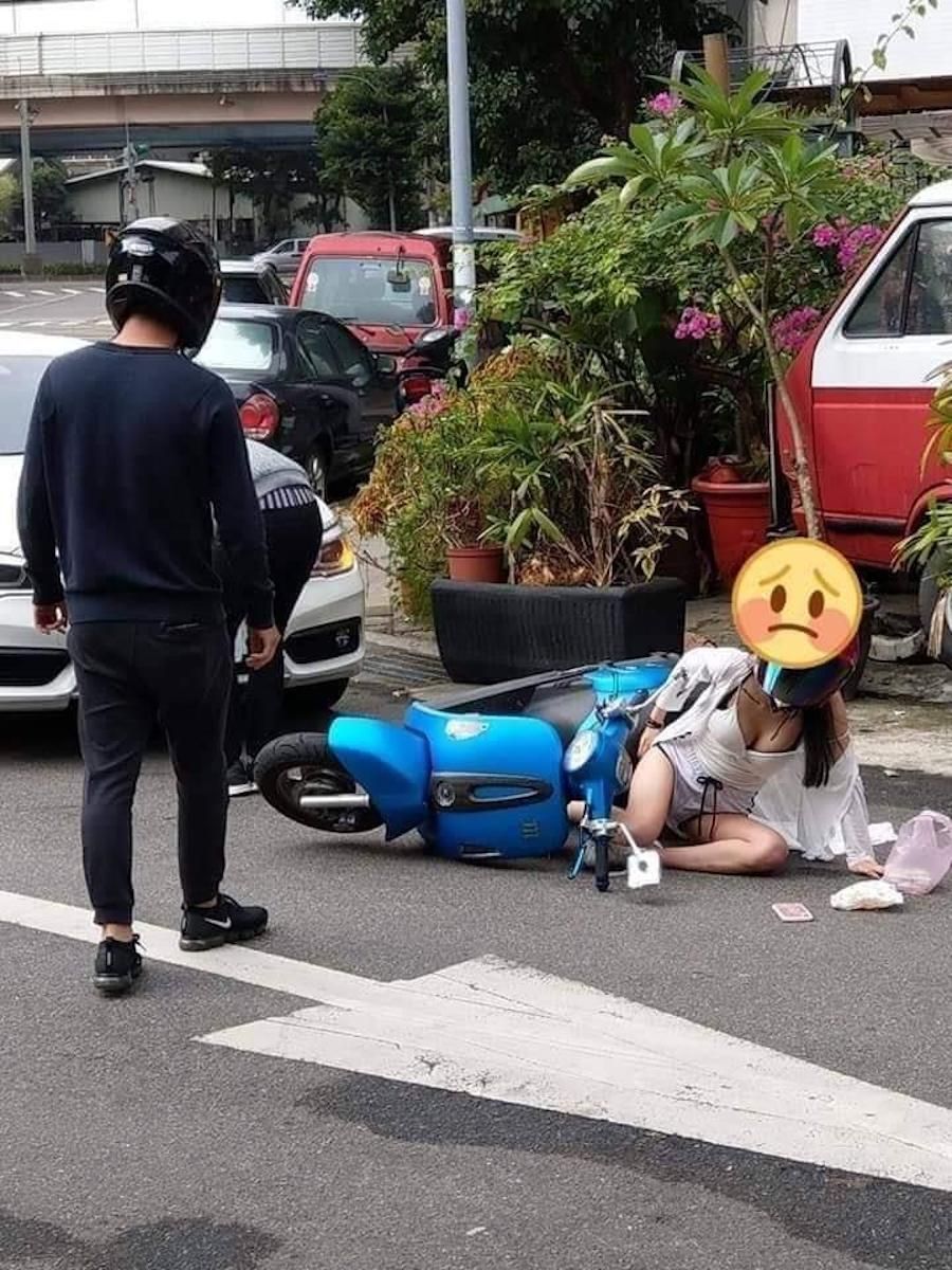 Hình ảnh cô gái ăn mặc gợi cảm bị va chạm xe được lan truyền trên mạng xã hội Trung Quốc.